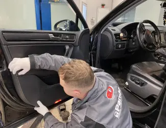 Монтаж обшивки и деталей авто