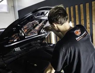 Нанесение виброизоляционного слоя